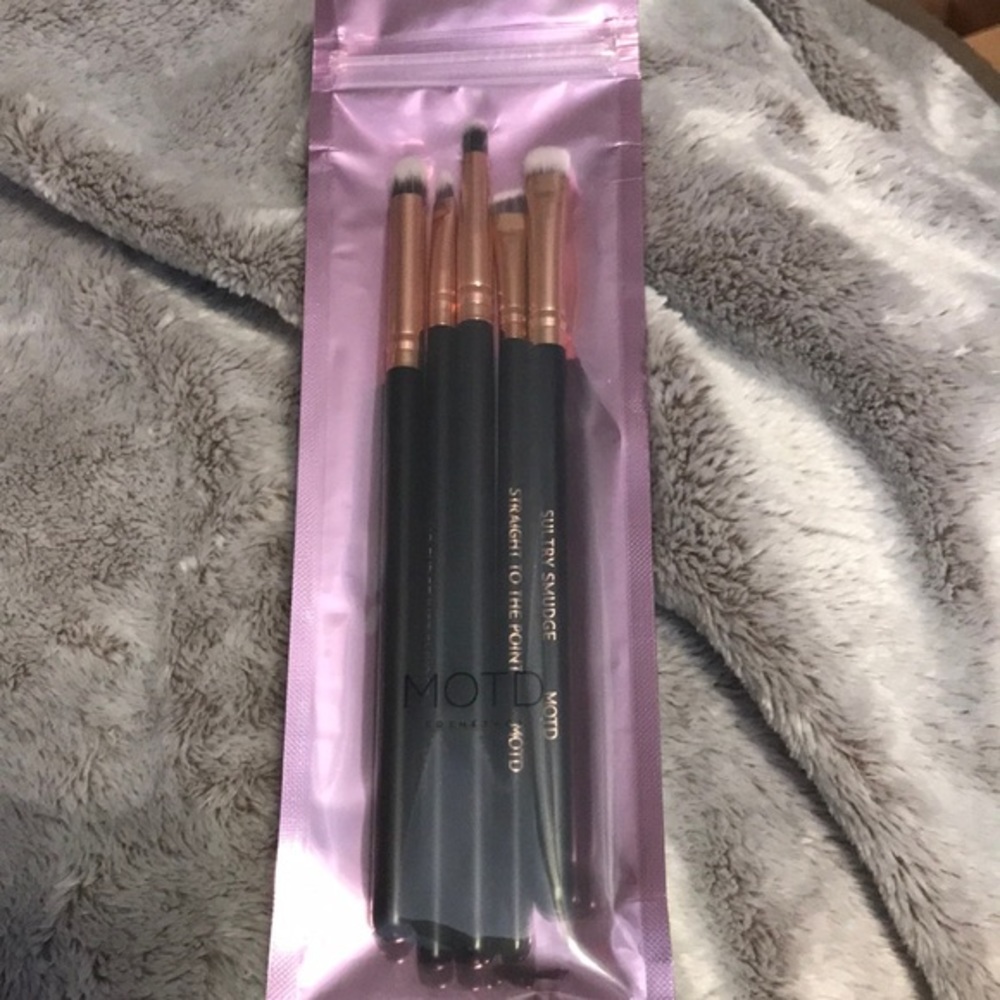 New in package, set of 5 makeup brushes, more for the eyes